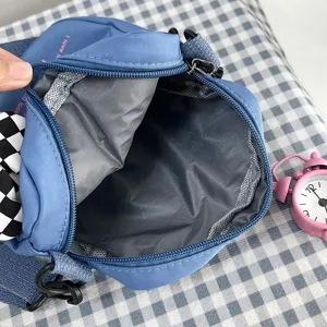 Detalle en primer plano del forro interior gris y la cremallera de un bolso bandolera azul