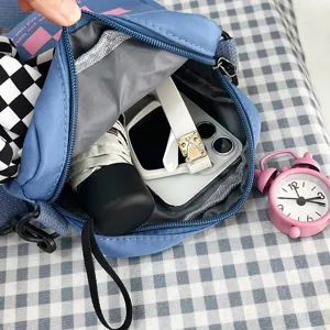 Vista interior del bolso bandolera azul de estilo japonés con espacio de carga.
