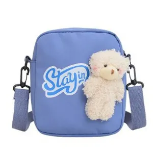 Bolso bandolera de nailon azul con oso de peluche y elegante estampado STAY in.