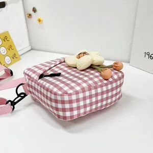 Bolso bandolera pequeño de cuadros rosas con detalle de flor 3D y correa ajustable
