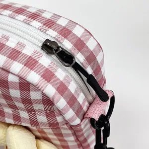 Vista detallada del bolso de cuadros rosas y blancos con cremallera metálica resistente