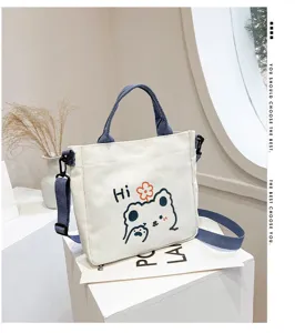 Nahaufnahme einer cremefarbenen Canvas-Tasche mit süßer Bären- und Blumenillustration