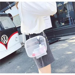 Modèle portant un sac bandoulière coréen en plastique semi-transparent à l'extérieur