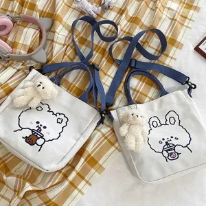 Süße Cartoon-Canvas-Tragetaschen mit Bären- und Hasen-Prints und Plüschanhängern