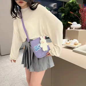 Bolso bandolera morado de estilo japonés con bonito colgante de conejo de peluche