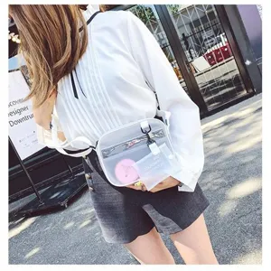 Détail lifestyle d'un sac bandoulière transparent en PVC de style coréen