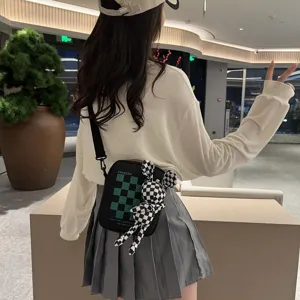 Lindo bolso bandolera de estilo japonés con accesorio de muñeca conejo a cuadros