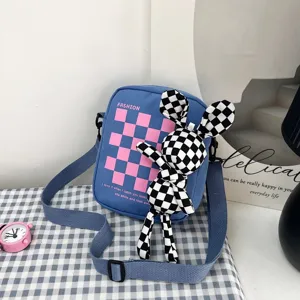 Bolso bandolera azul de cuadros para niñas con lindo accesorio de muñeco de conejo