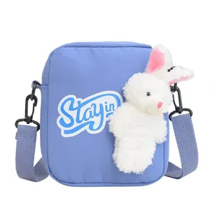 Lindo bolso bandolera estilo japonés con conejo de peluche para niñas en azul claro