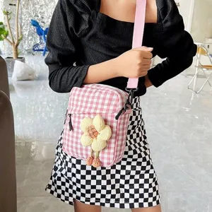 Bolso bandolera de cuadros vichy rosa para niña con una linda flor de peluche amarilla