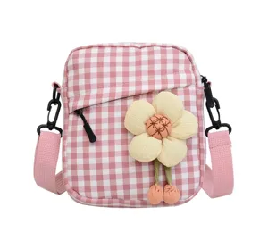 Mini bolso bandolera de cuadros vichy rosa y blanco con un suave adorno de flor 3D