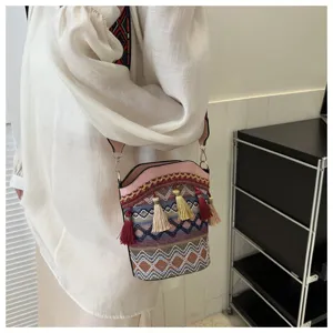 Detailansicht der Retro-Eimer-Tasche im ethnischen Stil mit Fransen