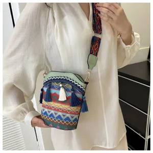 Detaillierte Nahaufnahme einer gewebten Eimertasche im ethnischen Stil mit bunten Quasten
