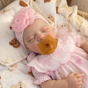 Nahaufnahme einer 18-Zoll-Platin-Silikon-Reborn-Puppe mit rosafarbenem Blumen-Haarband