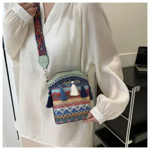 Detailansicht der Ethno-Beuteltasche im Boho-Stil mit Quasten und buntem Webriemen