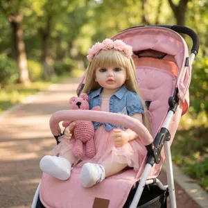 Vue détaillée de la poupée reborn Betty 22 pouces dans une poussette rose