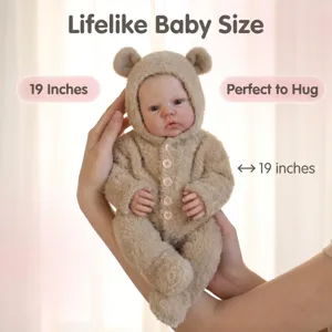 Vista detallada de una muñeca reborn realista de 48 cm con un mameluco de oso de peluche beige
