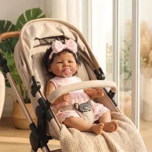 Poupée reborn réaliste de 19 pouces en robe rose assise dans une poussette beige chic