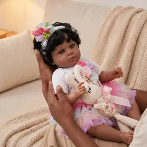 Vista detallada de muñeca reborn afroamericana de 22 pulgadas con vestido de pétalos.