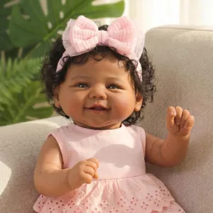Gros plan d'une poupée Reborn de 19 pouces à la peau foncée en robe de dentelle rose