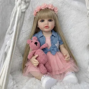 Vue détaillée de la poupée reborn Betty en boléro denim et tutu rose avec un ours rose