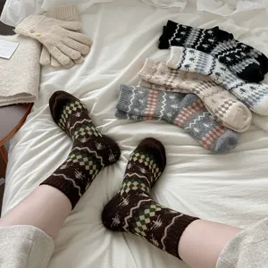 Detalle de calcetines de lana Fair Isle, mostrando árboles vintage y patrones geométricos.