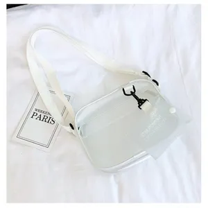 Vue détaillée de ce sac à bandoulière transparent minimaliste avec une bandoulière blanche