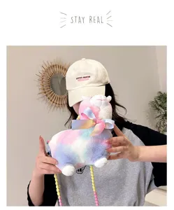 Detailansicht der farbenfrohen Alpaka-Plüschtasche mit süßer Schleife und Perlenkette.