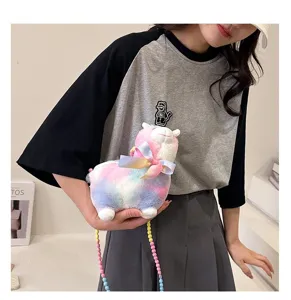 Detailaufnahme einer bunten Alpaka-Plüschtasche mit einer regenbogenfarbenen Perlenkette.