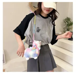 Süße regenbogenfarbene Alpaka-Plüschtasche mit bunter Perlenkette an einem Modell