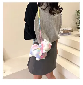 Model mit einer bunten Alpaka-Plueschtasche und einem regenbogenfarbenen Perlenband
