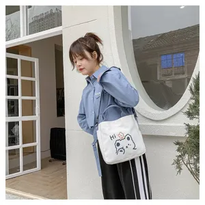 Weibliches Model mit süßer weißer Segeltuchtasche, Bären-Illustration und Hi-Schriftzug