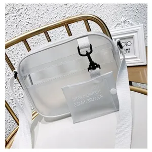 Vue détaillée du sac bandoulière en TPU transparent avec pochette assortie