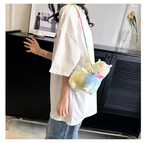 Detailansicht einer süßen bunten Alpaka-Plüschtasche mit Regenbogen-Schultergurt