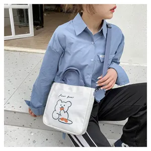 Detailansicht einer japanischen Canvas-Tasche mit süßem Bären-Cartoon-Aufdruck