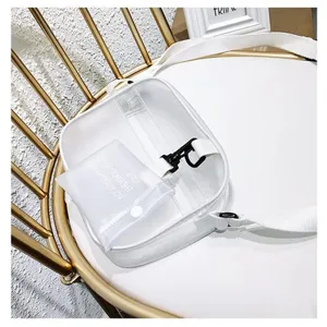 Détail d'un sac bandoulière blanc en PVC transparent au design coréen minimaliste