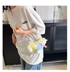 Lifestyle-Ansicht der süßen bunten Tie-Dye Alpaka Plüschtasche mit bunter Perlenkette