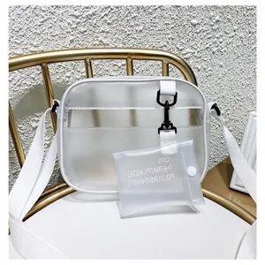 Vue détaillée d'un sac bandoulière blanc semi-transparent avec une petite pochette