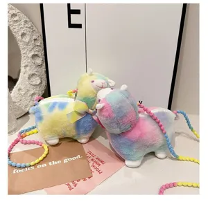 Zwei süße Regenbogen-Alpaka-Plüschtaschen mit farbenfrohen Perlenriemen im Detailansicht