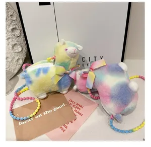 Nahaufnahme süßer Regenbogen Alpakataschen mit bunten Perlenriemen für Mädchen.