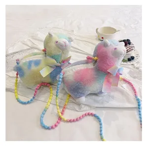 Detailansicht bunter Alpaka-Plüsch-Umhängetaschen mit niedlichen Regenbogen-Perlenriemen