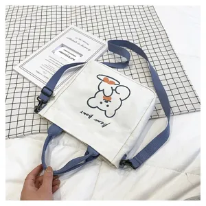 Kawaii Cartoon Bär Canvas Umhängetasche mit blauen Riemen und verstellbaren Tragegriffen
