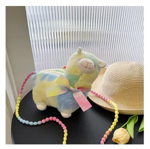 Detailansicht der Lama-Plüschtasche mit Regenbogenfell und bunter Perlenkette.