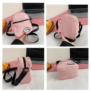 Vistas detalladas multiángulo de un mini bolso bandolera de nailon rosa ligero.