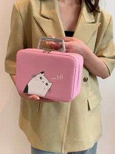 Trousse à maquillage rose avec chat mignon, tenue par un mannequin en blazer chic