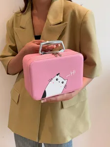 Vue détaillée d'une trousse de maquillage rose en cuir avec imprimé chat mignon