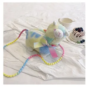 Detailansicht einer süßen Regenbogen-Alpaka-Plüschtasche mit bunter Perlenkette