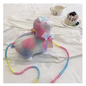 Detailansicht der bunten Alpaka-Plüschtasche mit Regenbogen-Schleife und Perlenkette