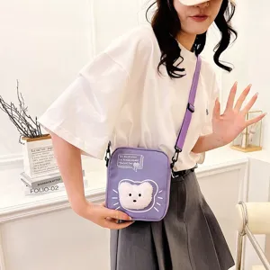 Bolso bandolera de nailon morado a la moda con detalle de gato de dibujos animados en modelo