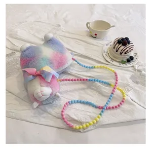 Detailansicht der süßen Alpaka-Plüschtasche in Pastellfarben mit bunter Perlenkette
